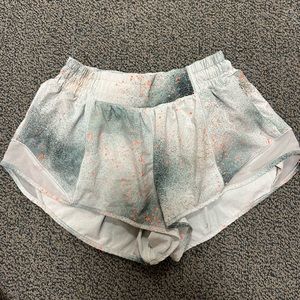 Lululemon size 4 Hotty Hot Low-Rise Lined Short 2.5”